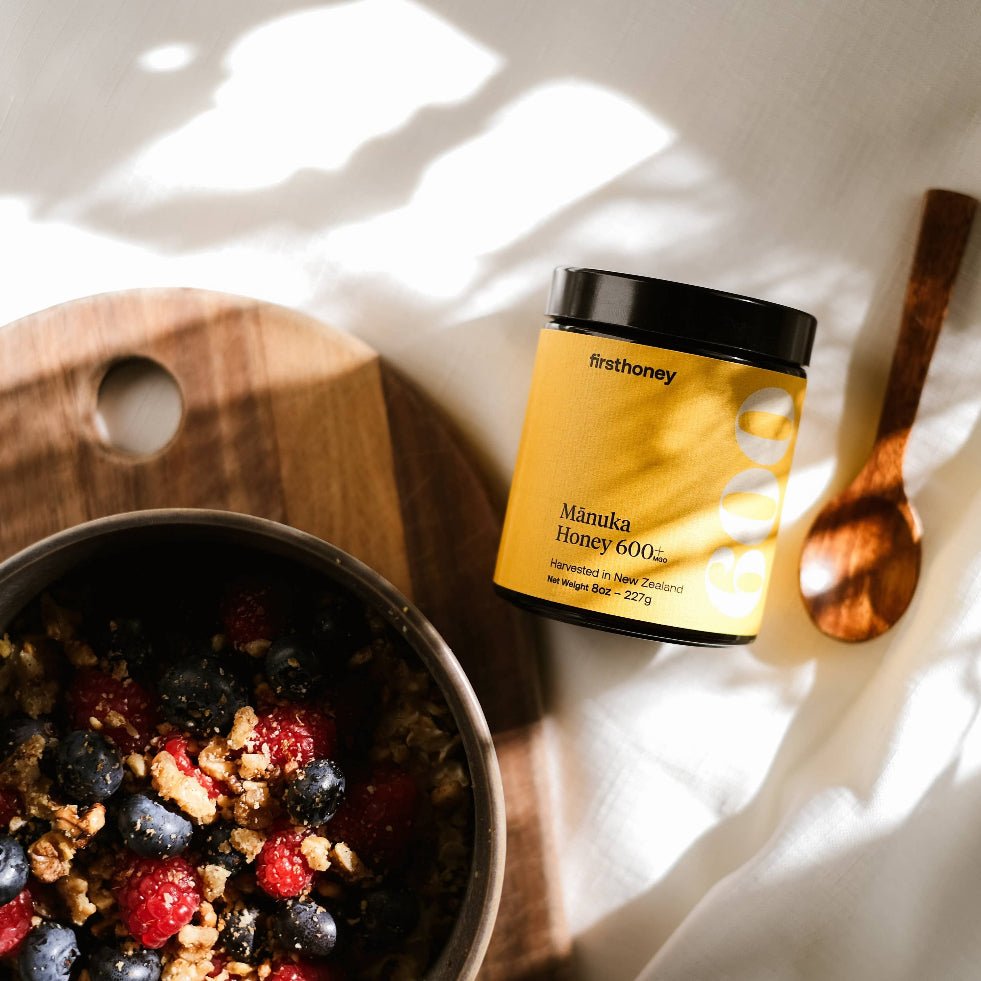 Manuka Honey 600+ MGO, perfect for gourmet gift boxes and curated gift boxes (lifestyle photo)
